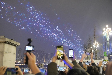 8000架无人机点亮山城夜空 重庆光影盛宴震撼上演-峰峦文旅景区有限公司