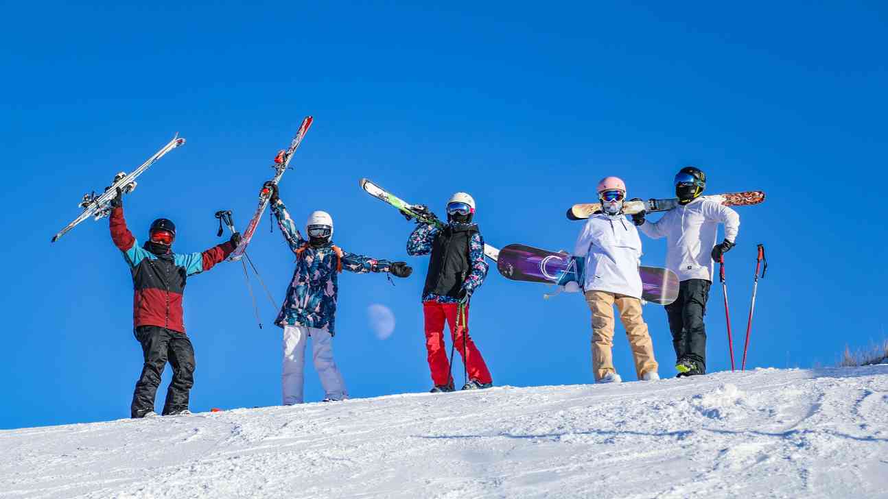 崇礼滑雪场春节火爆 游客体验冰雪运动新时尚-峰峦文旅景区有限公司