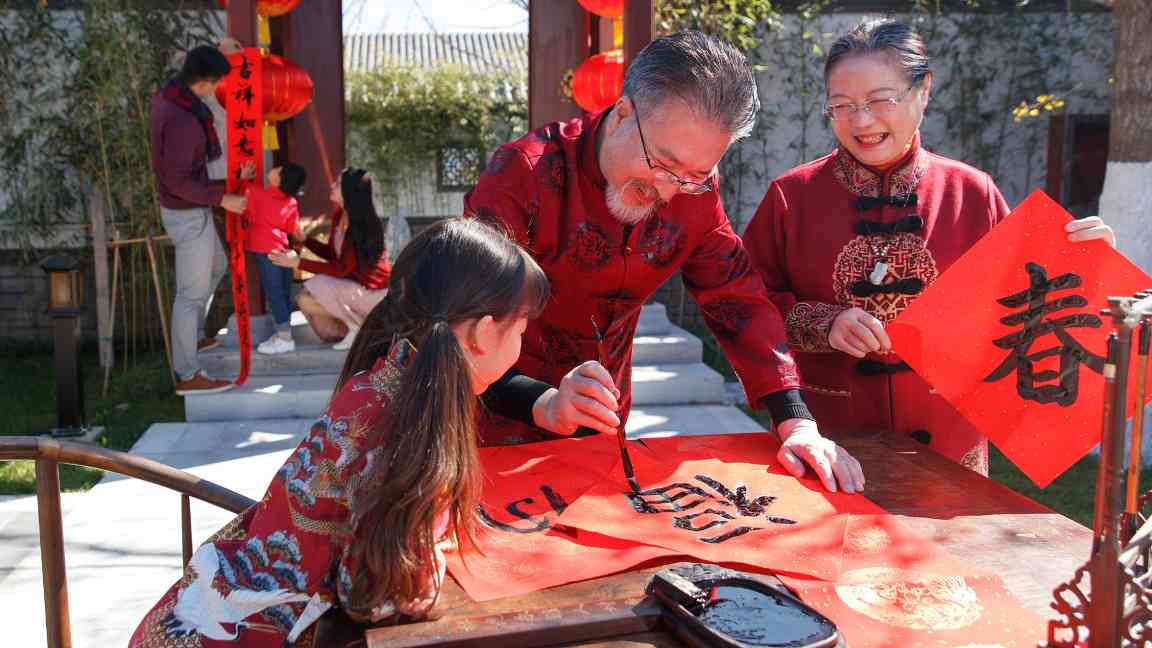 文化特派员送春联拍全家福 丰富群众精神文化生活-峰峦文旅景区有限公司