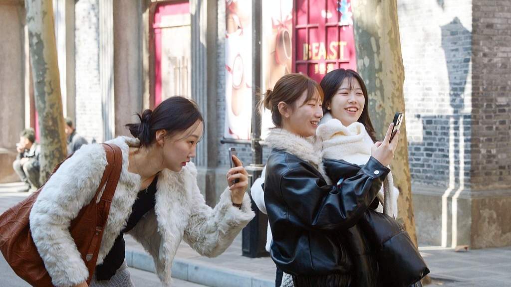 中国免签政策带动入境游热潮 外国游客体验传统年味-峰峦文旅景区有限公司