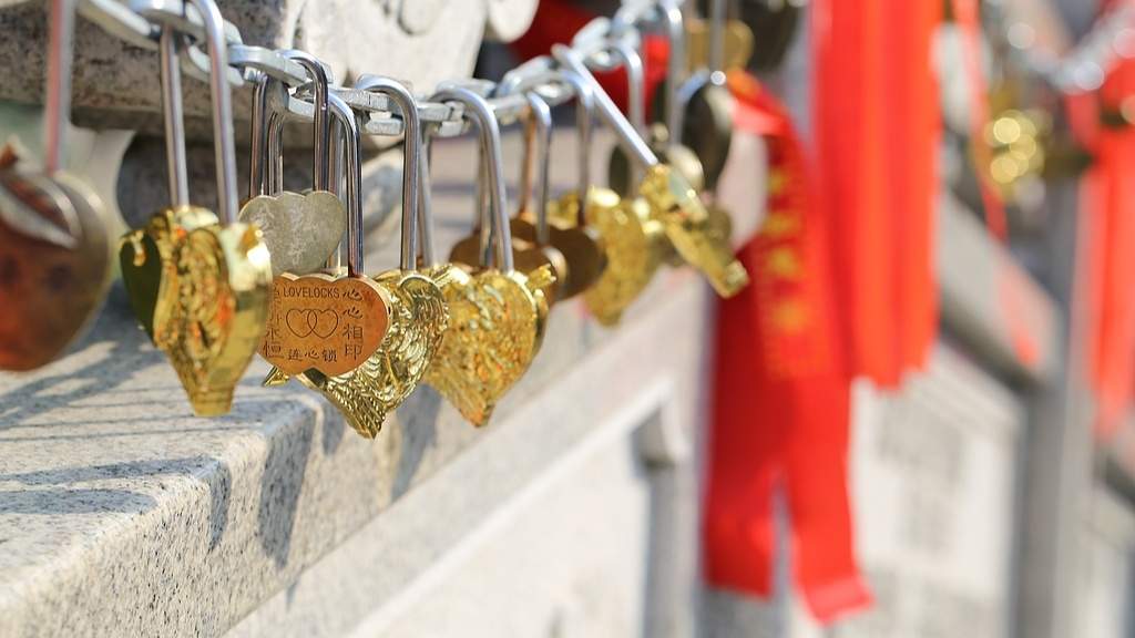 景区许愿锁暴力拆除引争议，游客情感寄托遭遇现实困境-峰峦文旅景区有限公司