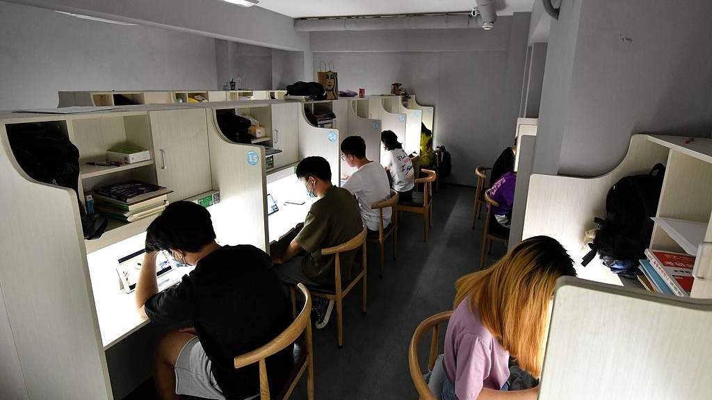 大学生选择游乐场自习新趋势，环球影城成热门学习场所-峰峦文旅景区有限公司