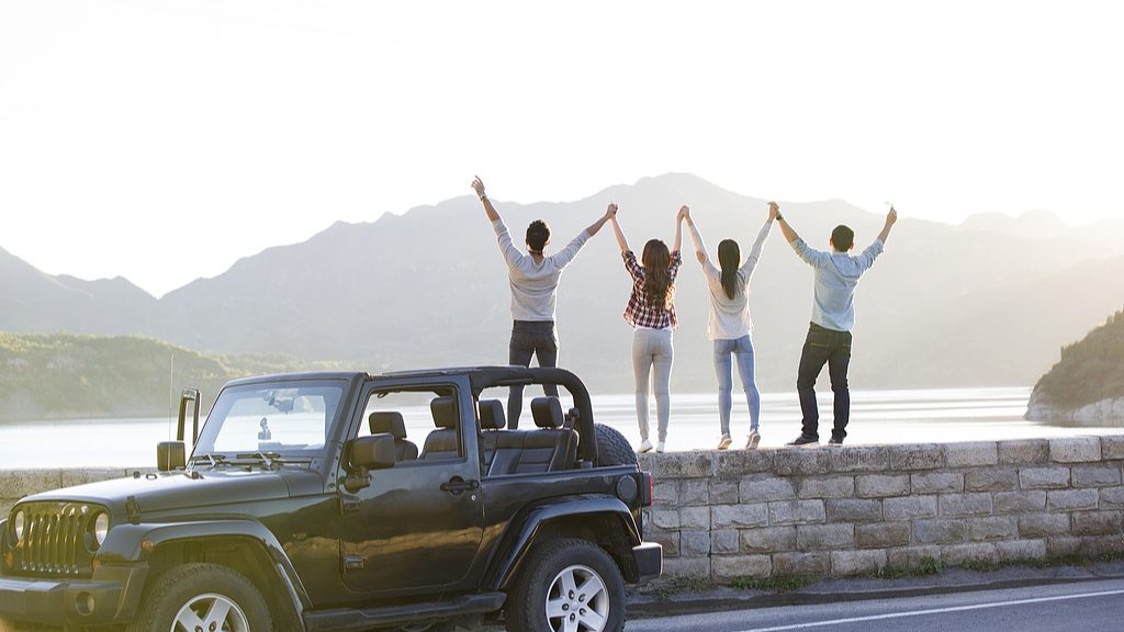 2025年暑期租车自驾游火爆 小城目的地增速超七成-峰峦文旅景区有限公司