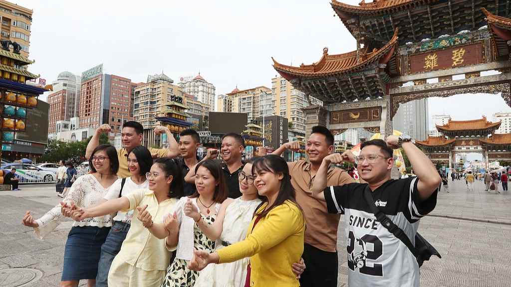 暑期文旅消费火爆 避暑游亲子游热度攀升-峰峦文旅景区有限公司