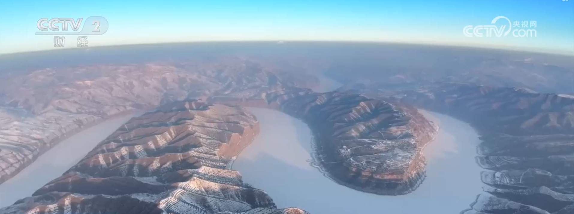 冬日峡谷美景如画：冰雪奇观与樱花盛放交相辉映-峰峦文旅景区有限公司