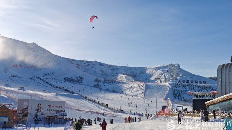 阿勒泰冰雪产业蓬勃发展 滑雪教练收入翻倍助力乡村振兴-峰峦文旅景区有限公司