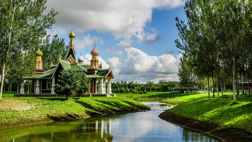 暑期旅游预订热潮开启 网红景区避暑胜地成热门选择-峰峦文旅景区有限公司