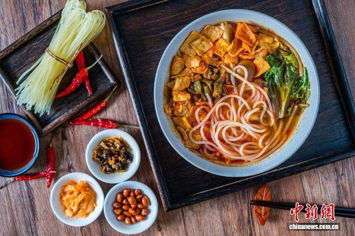 柳州发布十大名菜名小吃榜单 螺蛳粉螺蛳鸭脚煲等网红美食入选-峰峦文旅景区有限公司