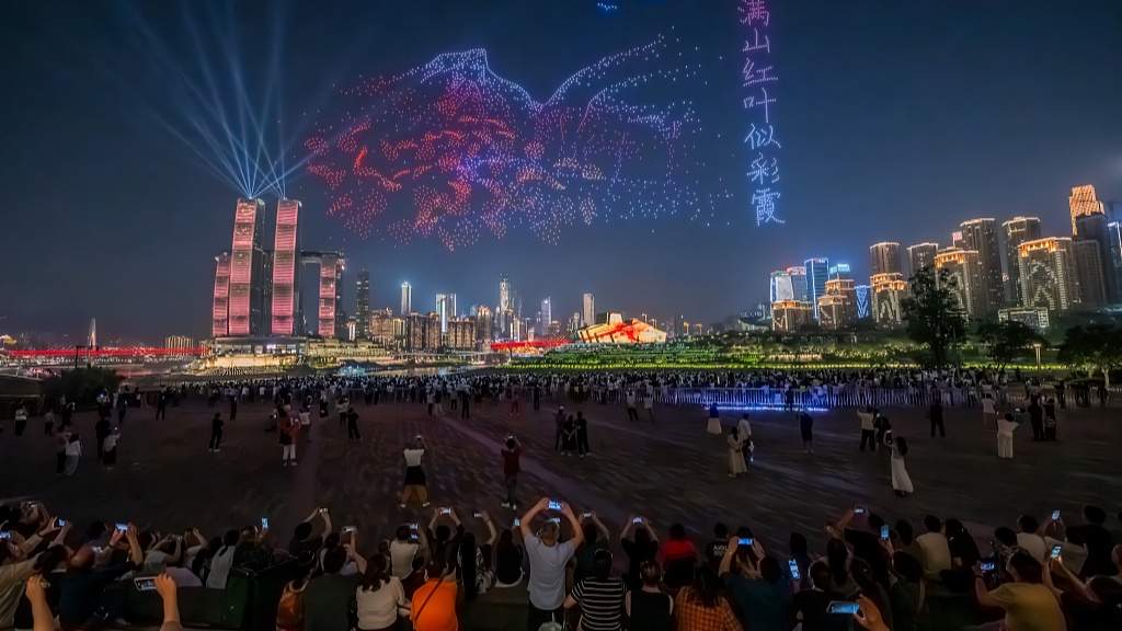 重庆低空飞行成新宠：无人机灯光秀引领城市消费新潮流-峰峦文旅景区有限公司