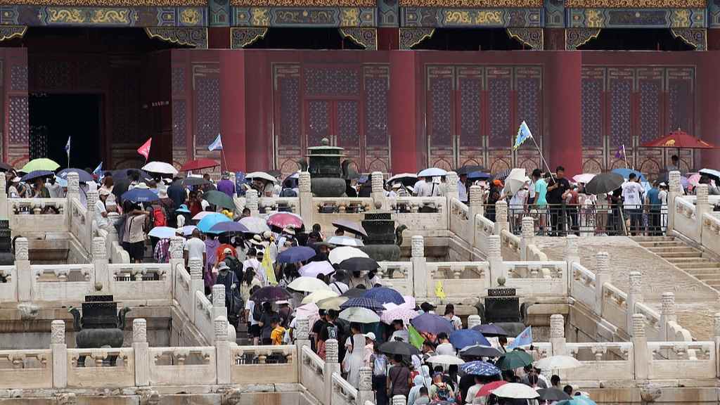 2025年暑期旅游预订火爆增长 亲子游占比六成避暑游成主流-峰峦文旅景区有限公司