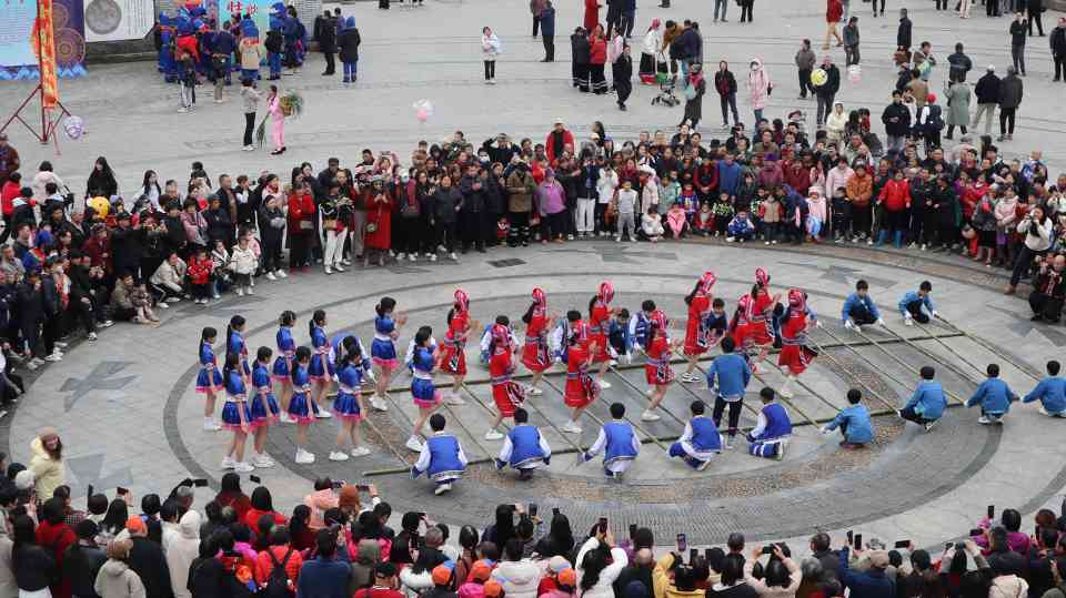 广东“村晚”常态化推动乡村振兴 文化融合焕发新活力-峰峦文旅景区有限公司