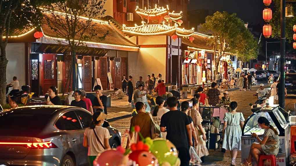 夏日经济升温 文旅夜游新体验引爆游客热情-峰峦文旅景区有限公司