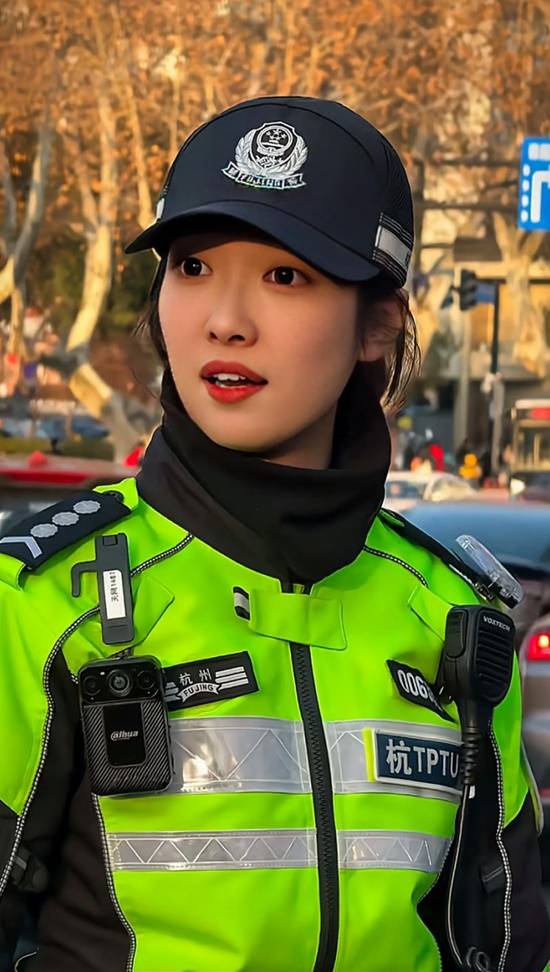 90后姑娘被称“兔子警官”走红 本人回应作秀质疑