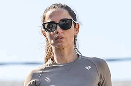 安娜·德·阿玛斯外出健身被拍：大方展示健美身材！